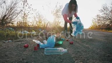 关心大自然。 志愿者女孩在垃圾袋里收集垃圾。 无垃圾星球概念。 自然清洁，志愿者